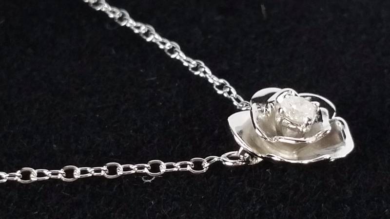 lot 122 image: Floral Diamond Necklace