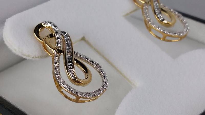 lot 137 image: Diamond Earrings