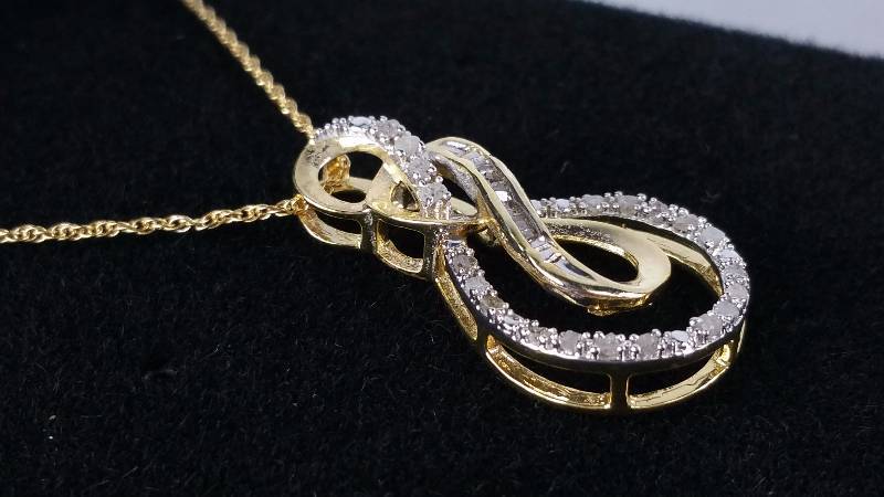 lot 138 image: Diamond Necklace