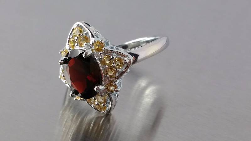 lot 144 image: Garnet and Citrine Ring
