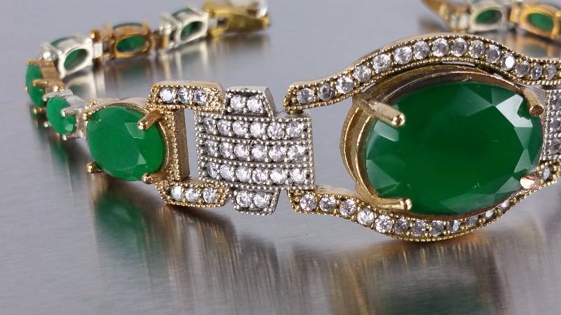 lot 145 image: Emerald Bracelet