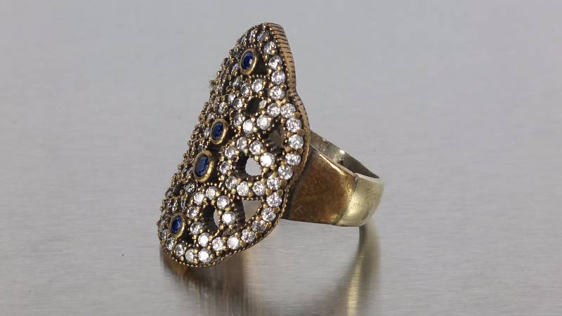 lot 172 image: Sapphire Estate Ring