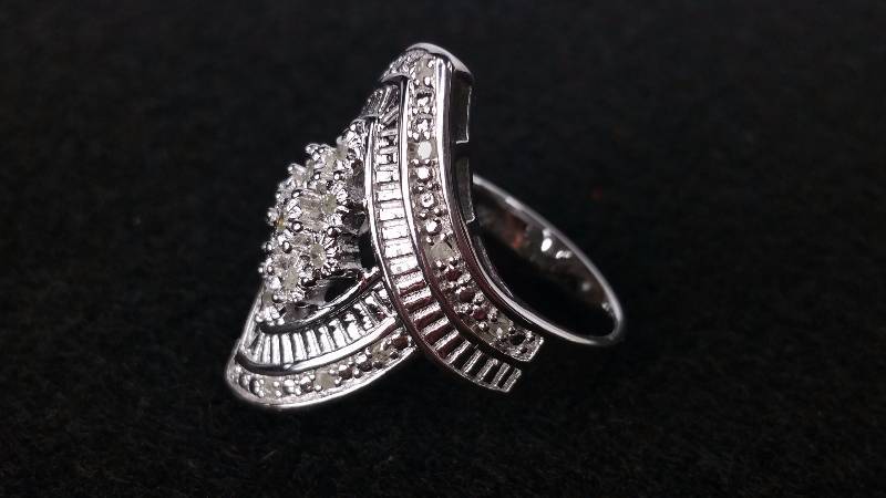 lot 174 image: Diamond Ring
