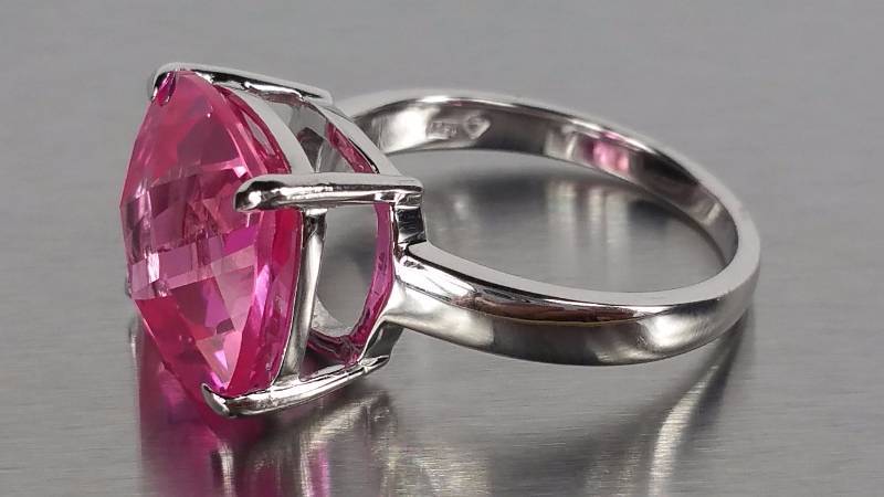 lot 178 image: Pink Sapphire Ring