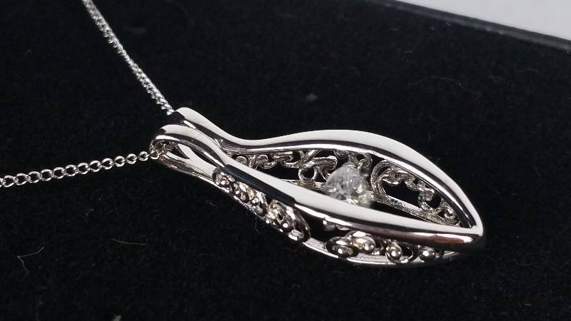 lot 180 image: White Topaz Necklace