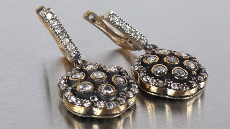 lot 198 image: White Sapphire Earrings