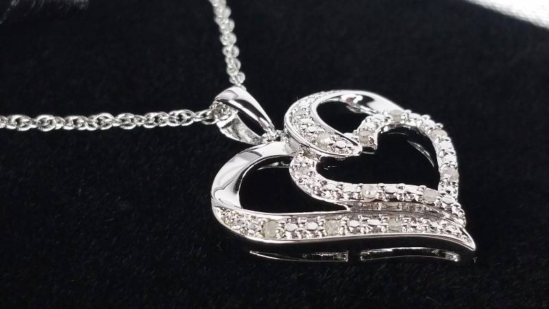 lot 199 image: Diamond Necklace