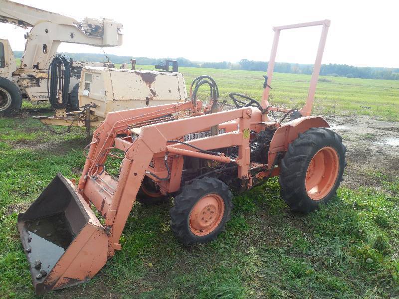 lot 3 image: KUBOTA 245 DT 4 WHEEL DRIVE TRACTOR WITH LOADER - NEEDS WORK