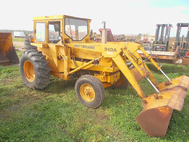 lot 8 image: FORD 340A TRACTOR WITH LOADER BUCKET - CAB - 3 POINT