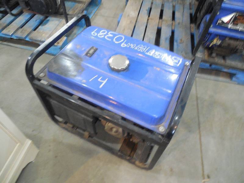 lot 13 image: TK 5500 WATT GENERATOR WITH 10 HP BRIGGS ENGINE