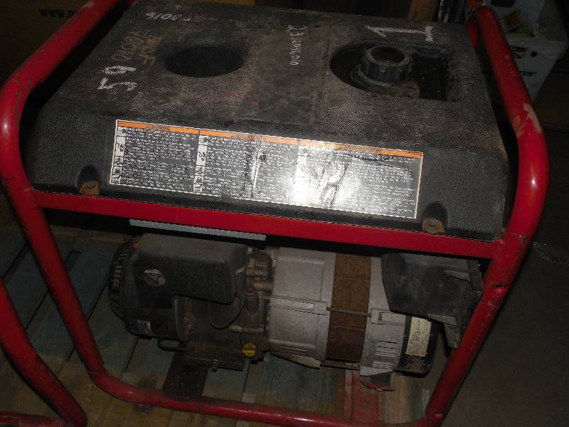 lot 22 image: PORTER CABLE 5250 WATT GENERATOR WITH BRIGGS 10 HP MOTOR