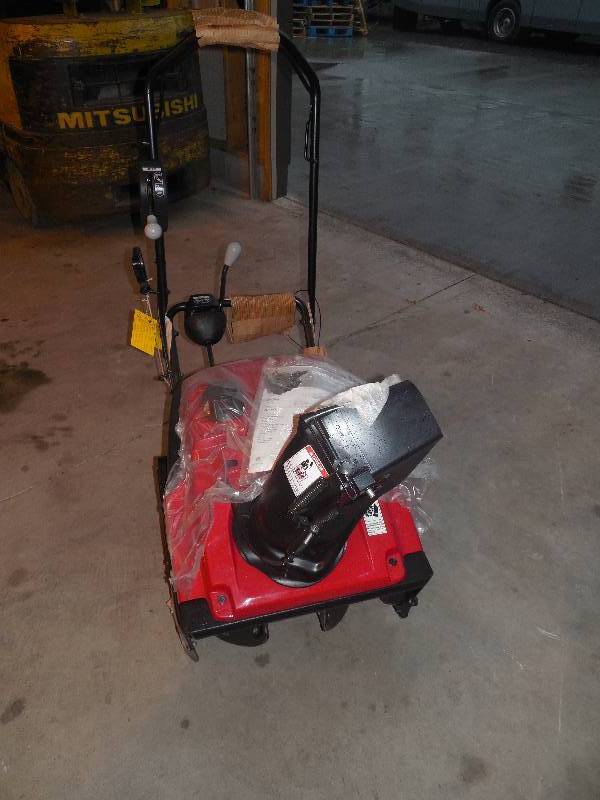 lot 9 image: Honda HS720AM 20 in. Single-Stage Gas Snow Blower