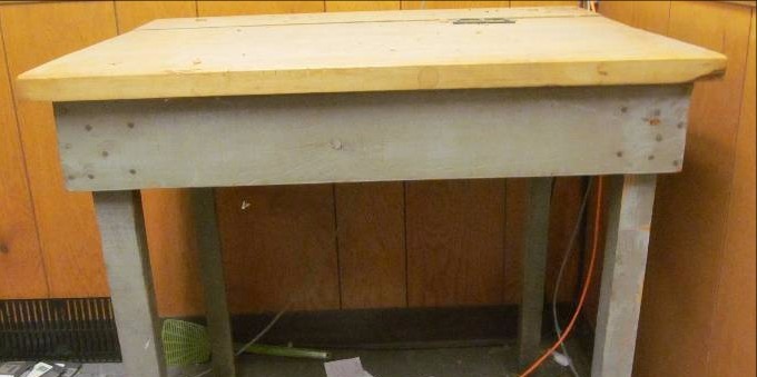 lot 7 image: table