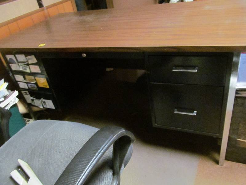 lot 9 image: office desk