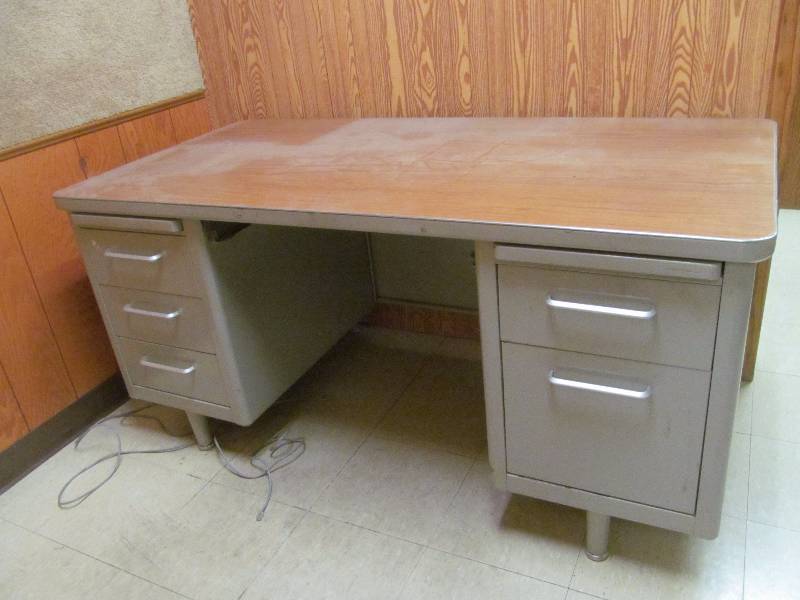 lot 10 image: office desk