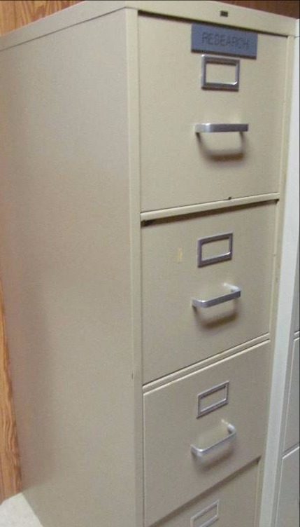 lot 14 image: Hon file cabinet