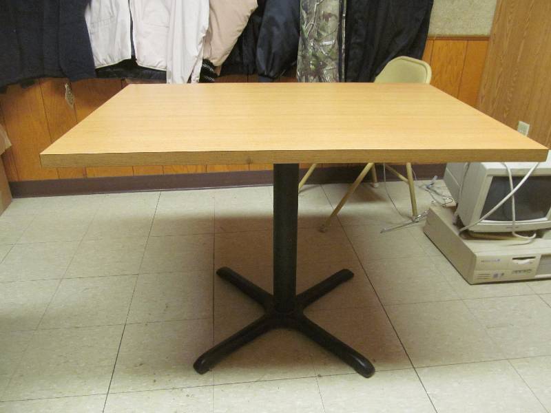 lot 15 image: table