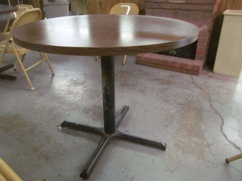 lot 18 image: table