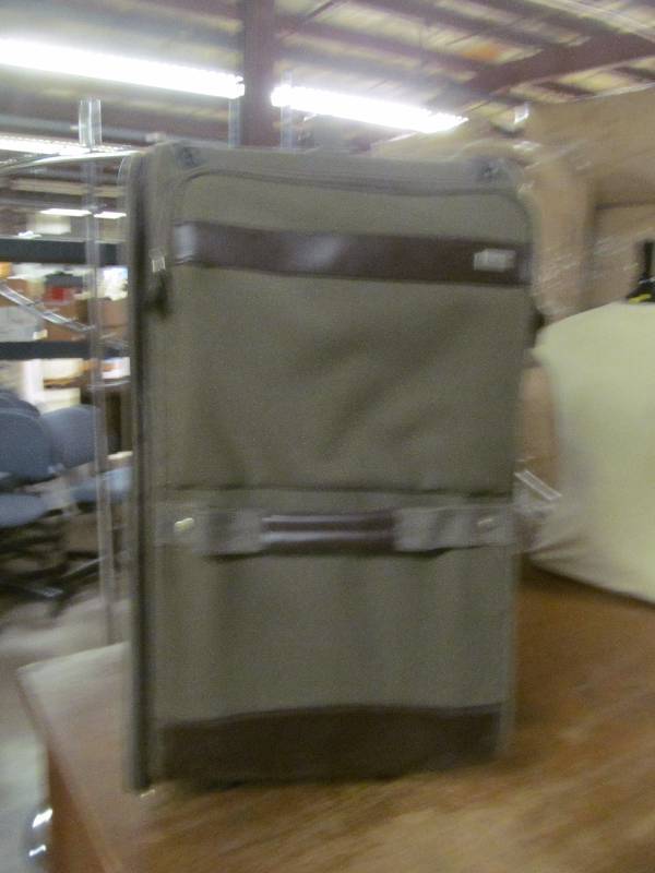 lot 49 image: American tourist luggage