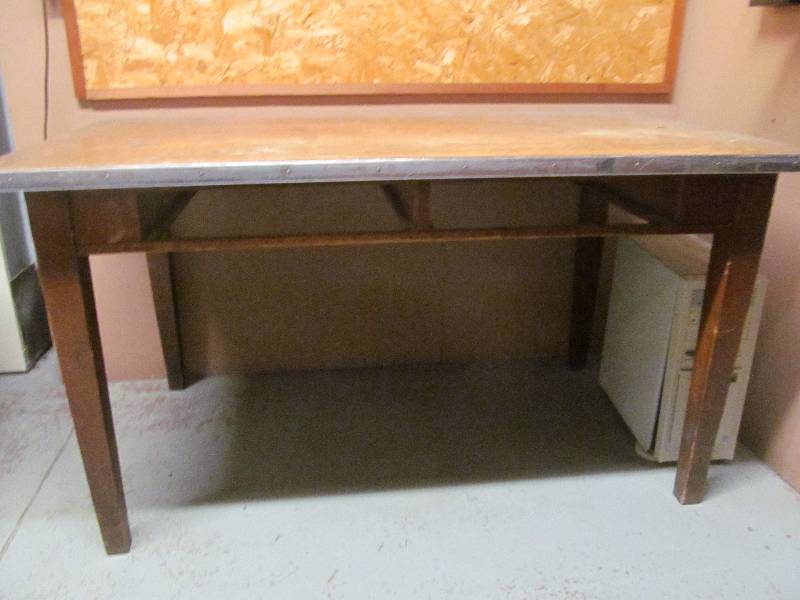 lot 70 image: desk