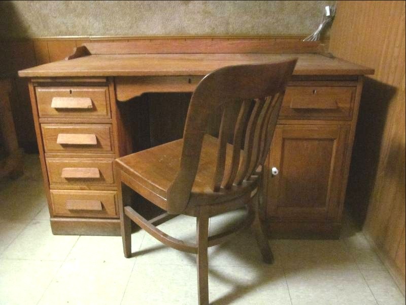lot 71 image: Vintage desk