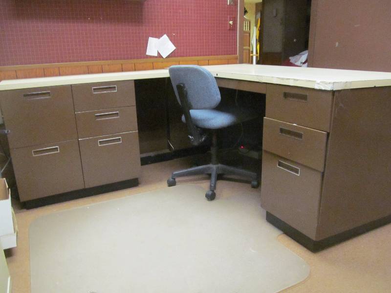lot 75 image: desk
