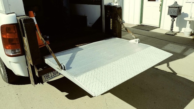 HEWITTLUCAS TRUCK BODIES WTODCO ROLL UP DOOR   8FT Heated Cargo Truck Box Topper  W Anthony Liftgate