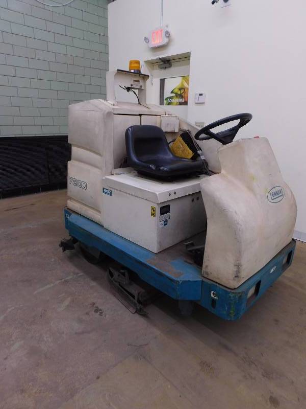 2005 Tennant 7200 Floor Scrubber
