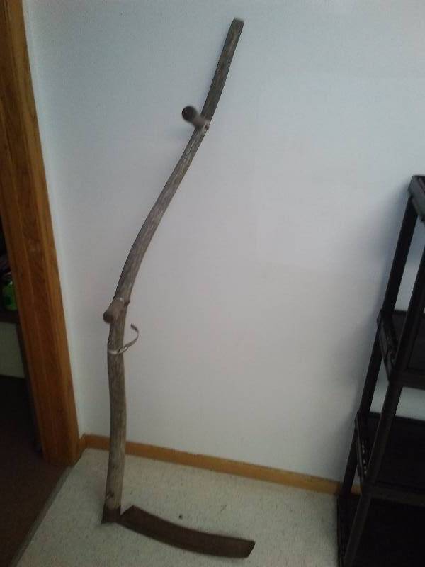 lot 15 image: Vintage Scythe, handle has crack