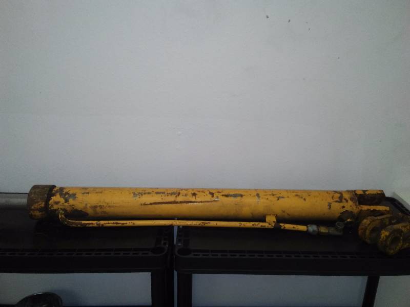 lot 18 image: Hydraulic Cylinder, 34 inch long