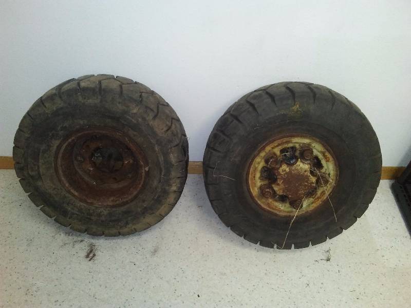 lot 27 image: Armstrong Fork Lift Tires (2) 6.90  6.00-9 Nylon