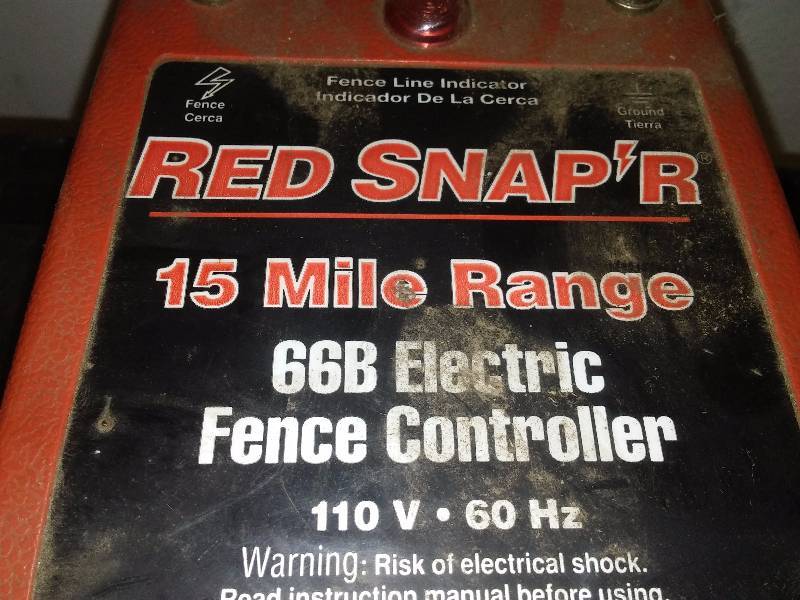 lot 31 image: Red Snapr Electric Fence Control Box, Model 66B, 15-mile range
