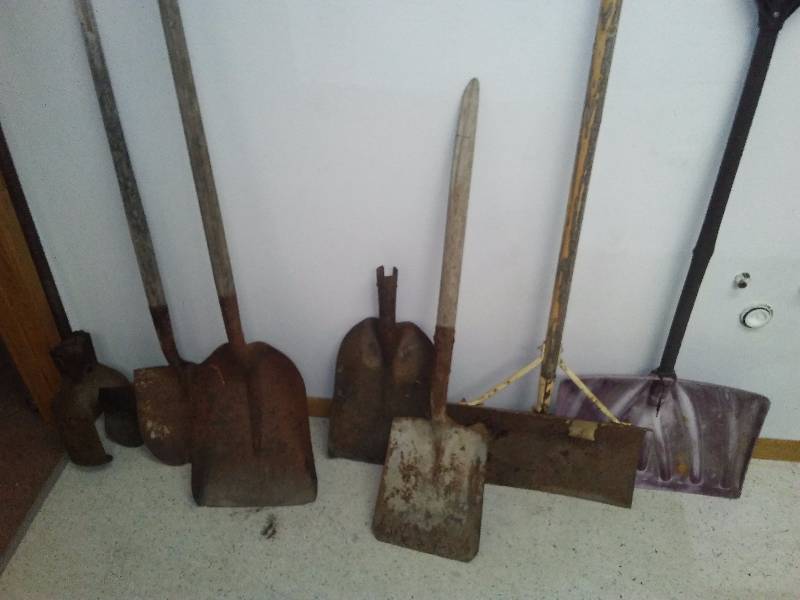 lot 44 image: Shovels (6) and a pole hole digger