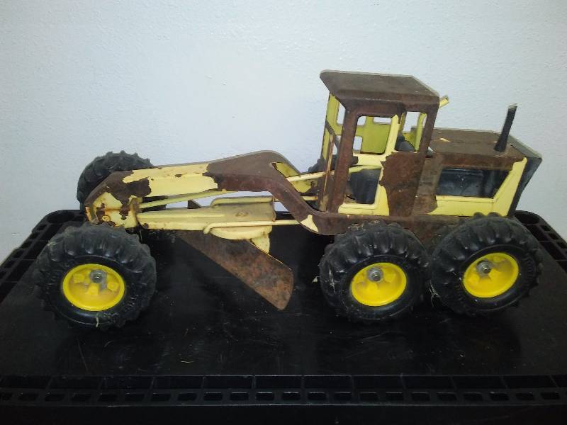 lot 62 image: Tonka Yellow Grader, wheels, tires all good, steers, blade turns
