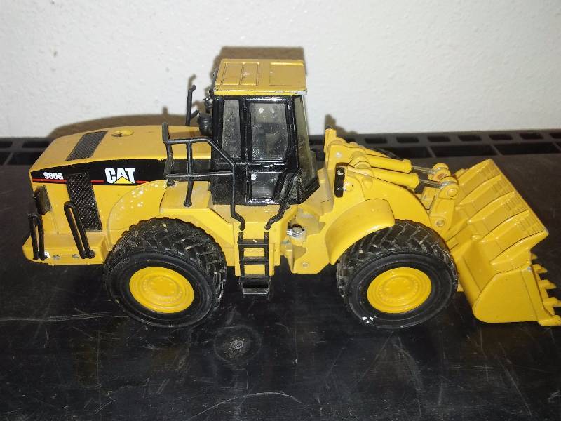 lot 70 image: Caterpillar Reticulating Front Loader Bucket CAT, toy,