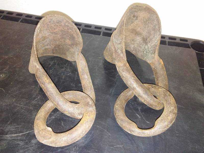 lot 72 image: Hitching Post Hardware (3 pcs) or hugs on a harnass.