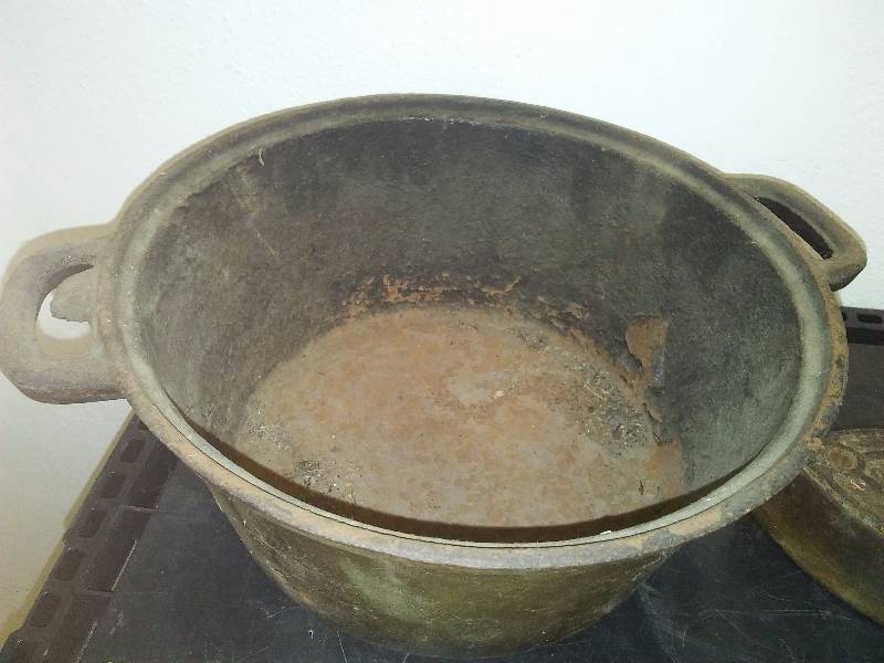 lot 76 image: Vintage Cast Iron pot and primitive iron