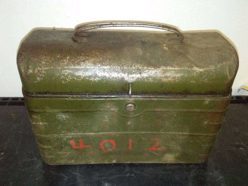 lot 78 image: Vintage Lunch Box, green