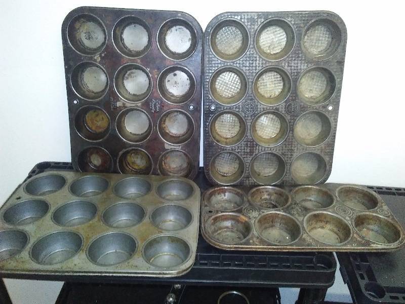 lot 89 image: Vintage cupcake Tins (4) Oven X, Bake King, Silver Beauty