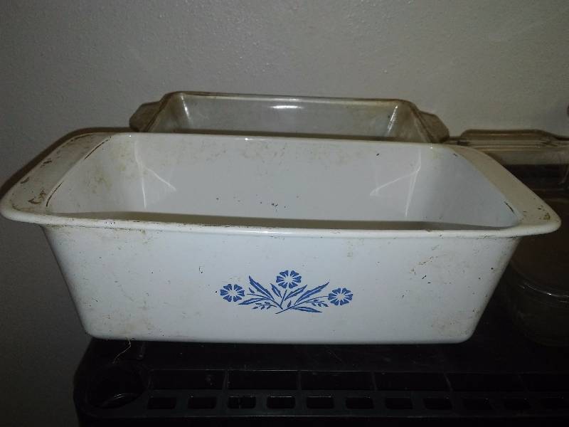 lot 90 image: Vintage Bakeware (5) Pyrex, Corning ware, Anchor Hocking