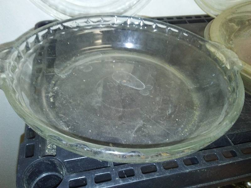 lot 93 image: Vintage Pie Plates, Glass, (7) Pyrex and Anchor Hocking