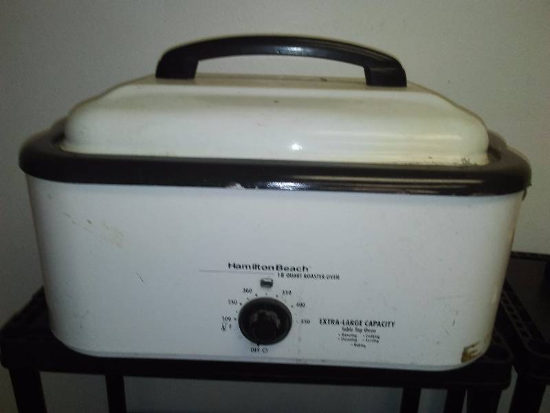 lot 97 image: Roaster Oven, tested and heats, Hamilton Beach, 18 qts.