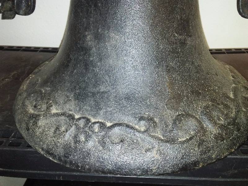 lot 102 image: Vintage Cast Dinner  yard Bell with mount, very heavy, 13 inches wide at bottom, loud clear sound (this item has a reserve)