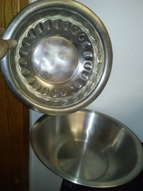 lot 119 image: Kitchen Assortment Lot, Popcorn popper tested, stainless bowls, vintage mixing bowls plus more