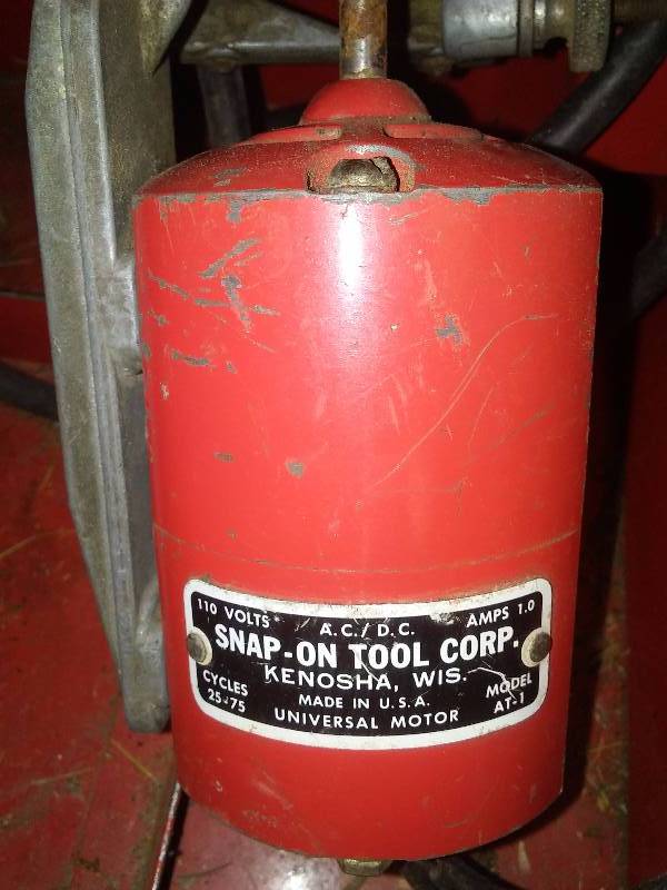 lot 126 image: Snap-on Mica Undercutter, Model AT-1 with metal case, bench or vice mount.