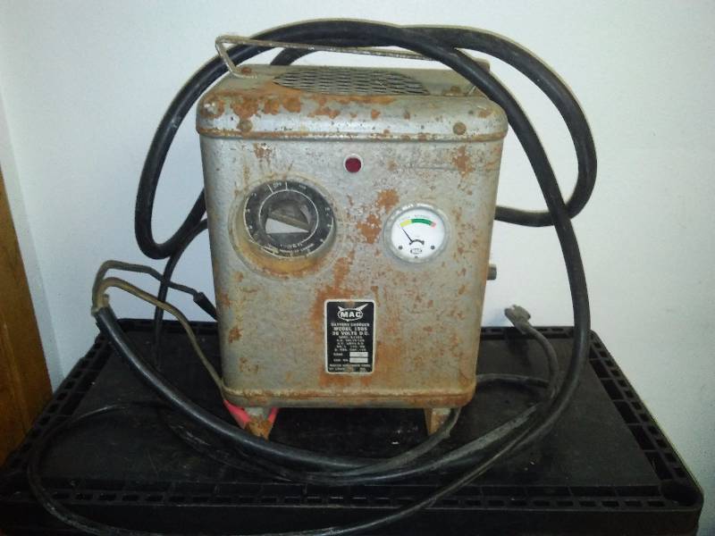 lot 133 image: Battery Charger, MAC, tested and works