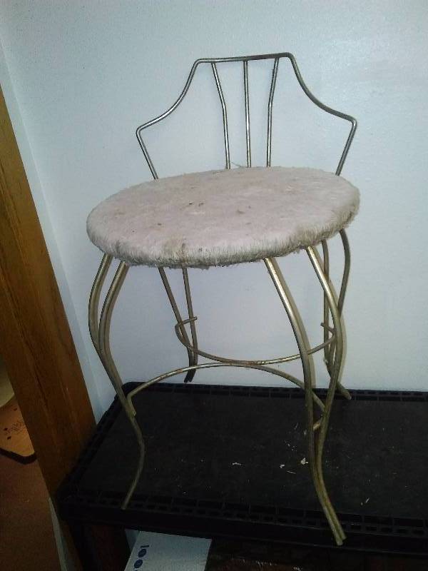 lot 139 image: Vintage Art Deco Mid Century Dressing Table StoolChair