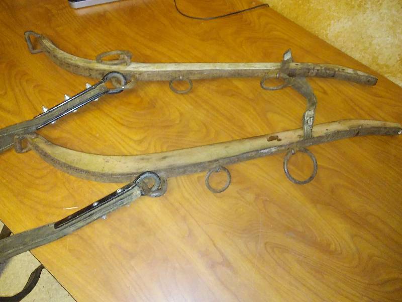 lot 162 image: Cast and Wood Hames with 4 ft. Heavy Leather (1 pr.)
