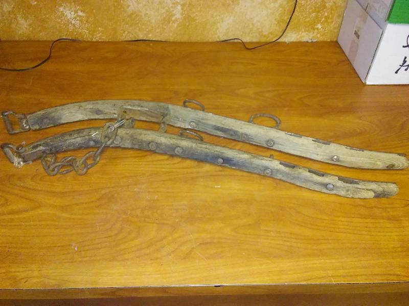 lot 171 image: Horse Hames Wood and Cast (1 pr.)