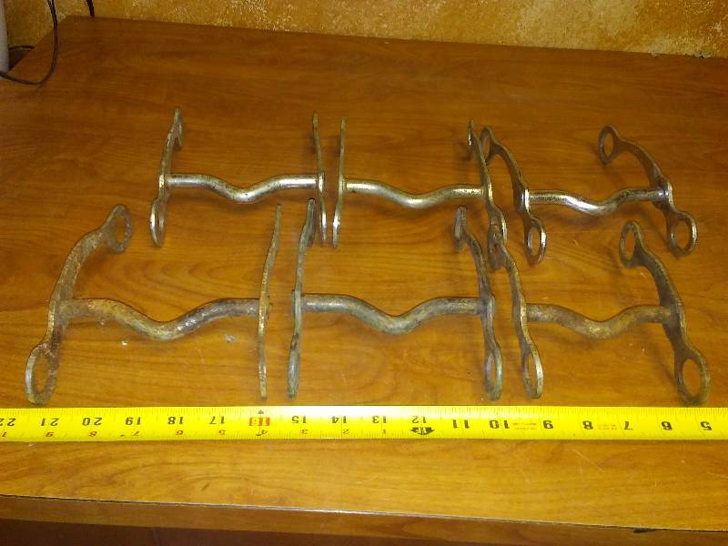 lot 180 image: Horse Bits (6), the 5 large ones are all the same